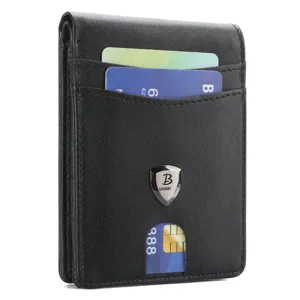 Tarjetero minimalista de cuero negro para hombre con logotipo metálico y múltiples ranuras.
