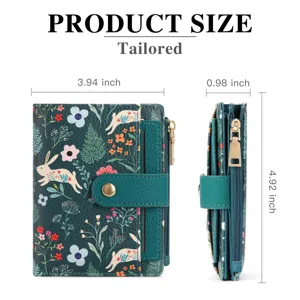 Portafoglio corto da donna con stampa coniglio e fiori, scomparti per carte e chiusura.