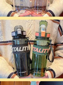 Grote plastic sportwaterfles met thee-infuser en draagriem voor buitengebruik en fitness.