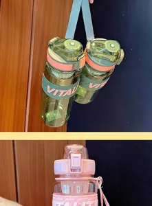 Grote capaciteit sport plastic waterfles met theecompartiment, draagbare riem voor buiten.