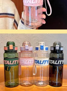 Gedetailleerd overzicht van grote sportwaterfles met thee-infuser en draagriem voor buiten.