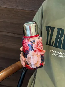 Bouteille thermos vintage en acier inoxydable avec motif floral élégant, tasse portable.