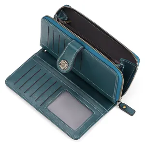 Portafoglio lungo da donna in pelle cerata verde con scomparti carte e tasca portamonete.