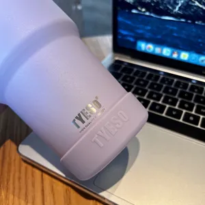 Tyeso paarse roestvrijstalen beker detailweergave met siliconen beschermende hoes.
