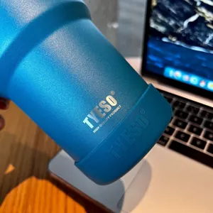 Tyeso roestvrijstalen tumbler met siliconen beschermende onderkant detailopname.
