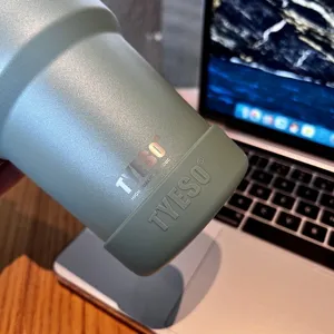 Tyeso roestvrijstalen beker detailweergave met beschermende siliconen hoes en grip.