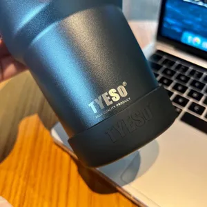 Tyeso roestvrij staal geisoleerde beker met antislip siliconen beschermende onderhoes cup.