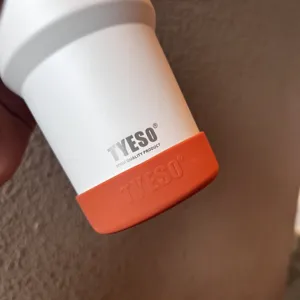 Tyeso geïsoleerde beker roestvrijstalen waterfles met oranje siliconen beschermhoes.
