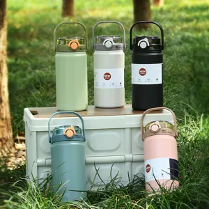 Große Kapazität tragbare Sport-Thermosflasche mit Griff und Doppeltrink-Strohhalmdeckel.