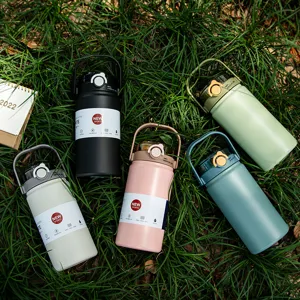 Große tragbare Sport-Trinkflasche mit Strohhalm und Griff für Outdoor-Aktivitäten.