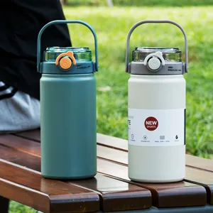 Große tragbare Sport-Thermosflasche mit Strohhalm und Spritzdeckel, Outdoor-Pärchen-Wasserflasche.