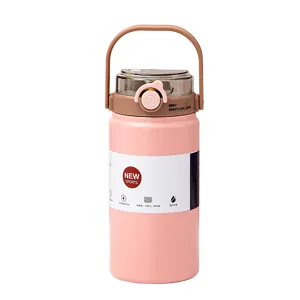 Große tragbare Sport-Isolierflasche mit Strohhalm und Griff für Outdoor-Aktivitäten.