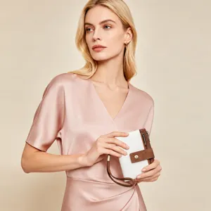 Portafoglio corto da donna schermato RFID con laccetto e design bicolore chic