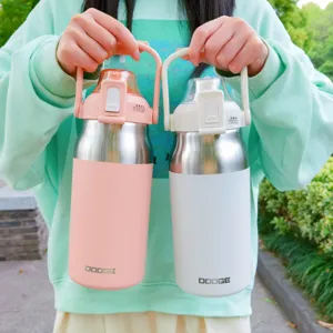 Vue détaillée de la bouteille thermos en acier inoxydable, poignée de transport.