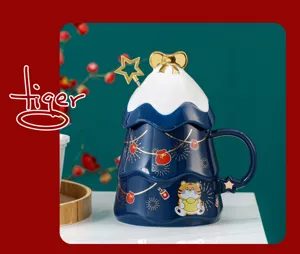 Detaillierter Keramikbecher mit Deckel und goldenem Löffel, festliches Tigermotiv.