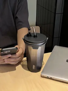 Gobelet isotherme en acier inoxydable avec paille et couvercle, tasse de voyage dégradée.