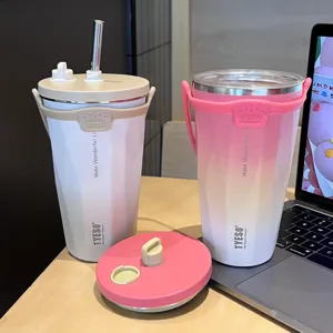Gobelet isotherme en acier inoxydable avec paille et poignée, idéal pour le bureau quotidien.
