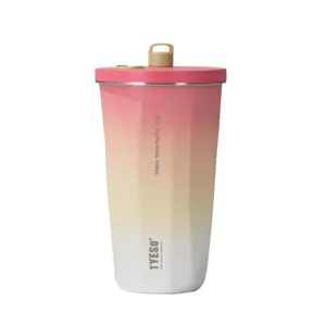 Gobelet isotherme en acier inoxydable rose dégradé avec couvercle et paille pour le bureau.