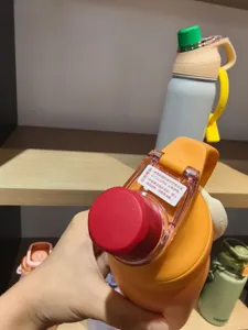 Gros plan détaillé du couvercle de gourde de sport portable avec consigne de sécurité.
