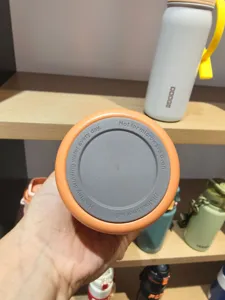 Vue detaillee du fond du gobelet en acier inoxydable, conception durable pour un usage quotidien.