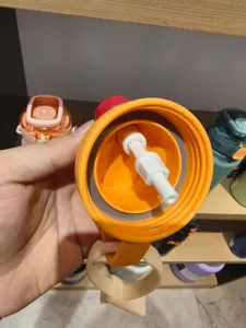 Gros plan sur le couvercle de la bouteille isotherme en acier inoxydable avec paille et joint.