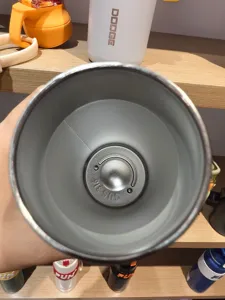 Vue detaillee interieure du gobelet isotherme en acier inoxydable de qualite 316.