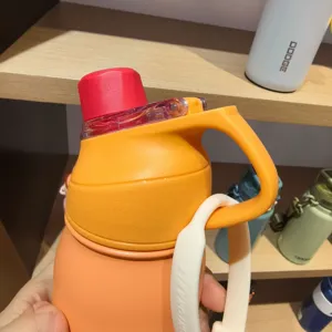 Bouteille d'eau de sport portable grande capacité avec paille, design orange pour étudiants.