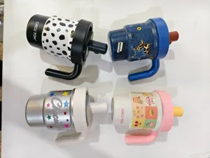 Edelstahl Isolierbecher mit Henkel und Strohhalm, großes Volumen, ideal für Büro und Auto.