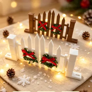 Nahaufnahme Detail der weihnachtlichen Miniaturzaun Dekoration mit roter Schleife für Puppenhaus.