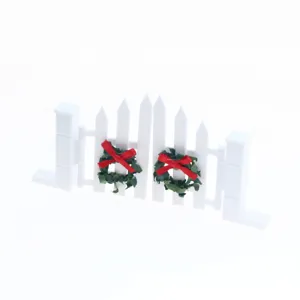 Miniatur weiße Holzzaun Detail mit Weihnachtskränzen für Puppenhaus Feengarten Dekor.
