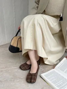 Vista dettagliata di scarpe basse scozzesi con punta divisa, calzature casual da donna.