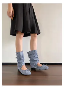 Detailansicht von Jeans Split-Toe Ballerinas mit abnehmbaren Schnallen-Stiefelschäften für Damen.