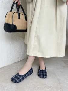 Scarpe basse a quadri da donna alla moda, comode calzature casual per la stagione autunnale.