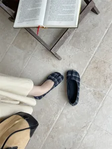 Primo piano dettagliato di scarpe basse a punta divisa a quadri in stile di vita.