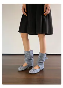Detailansicht eleganter Split-Toe-Ballerina-Stiefel mit abnehmbaren Schäften und Schleifen.