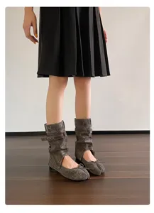 Detailansicht der Vintage Split-Toe Ballerina-Stiefel im Wascheffekt mit edler Schleife.