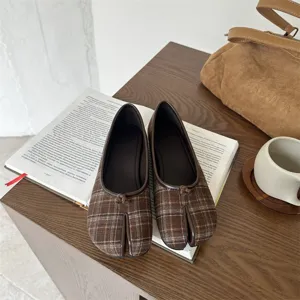 Scarpe basse tabi a quadri marroni, comodi mocassini con punta divisa per l'autunno chic.