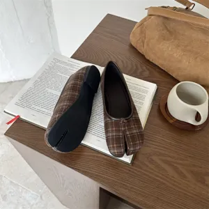 Scarpe basse scozzesi marroni punta divisa dettaglio, mocassini tabi comodi donna.