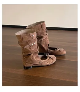 Detailansicht brauner Veloursleder Split-Toe Ballerina mit abnehmbarem Schaft und Schleife.
