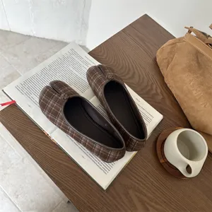 Scarpe basse con punta spaccata a quadri marroni, comodi mocassini retrò da donna.