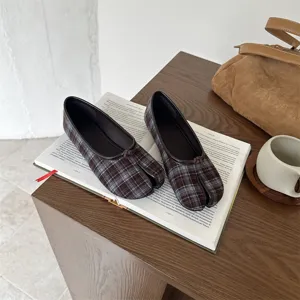 Scarpe basse con punta divisa a quadri dettaglio, calzature casual con design unico.