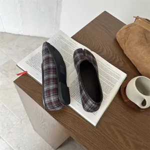 Scarpe basse a quadri marroni, mocassini slip-on retrò comodi per donne in autunno.