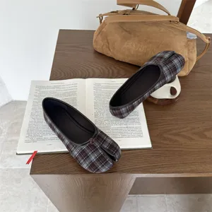 Comode scarpe basse a punta divisa a quadri marroni, eleganti mocassini Tabi.