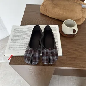 Scarpe basse Tabi a quadri vintage da donna, calzature casual comode per l'autunno.