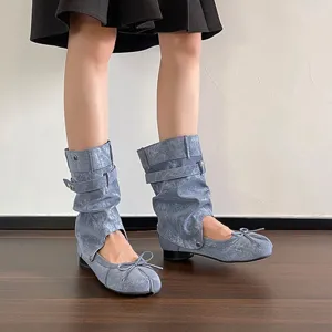 Damen Washed Denim Splitt-Toe Kurzstiefel mit abnehmbaren Stulpen und süßer Schleife.