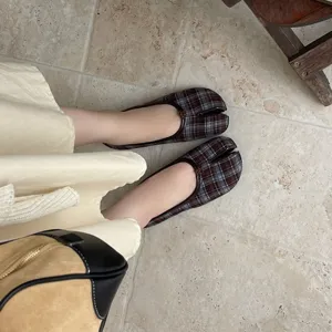Scarpe basse donna con punta divisa in stile retro, comode calzature casual giornaliere.