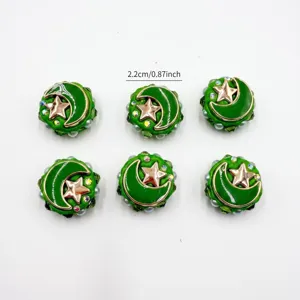 Primer plano de cuentas de estrella luna de resina verde, accesorio decorativo DIY 2,2 cm.
