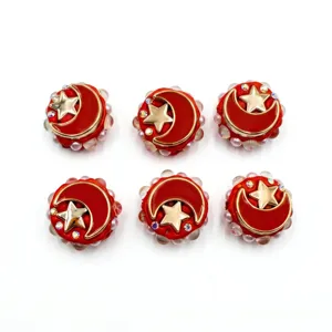 Vista detallada de cuentas de luna estrella de resina roja, accesorios de manualidades DIY.