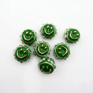 Grüne Smiley-Harzperle Detailansicht, goldenes Akzentdesign, ideal für DIY-Basteldekoration.