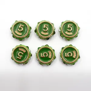 Grüne Kunstharz-Perlen mit der Nummer 5, goldenem Rand und Perlen für DIY-Schmuckherstellung.